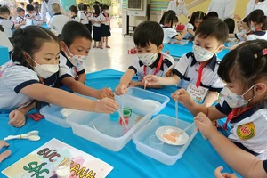 Học sinh lớp 1, Trường tiểu học Nguyễn Bỉnh Khiêm (quận 1, TPHCM) tham gia Ngày hội khoa học vui