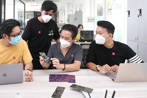 Ông Kie Nguyễn (Công ty gannha.com) hướng dẫn các bạn trẻ nghiên cứu phần cứng để áp dụng cho hệ sinh thái chuyển đổi số offline to online tại vườn ươm SHTP-IC. Ảnh: HOÀNG HÙNG