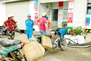 Nhiều cửa hàng xăng dầu ở Bình Thuận găm hàng tăng giá. Ảnh: NGUYỄN TIẾN