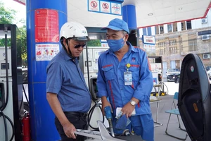 Khách hàng đổ xăng tại một cây xăng ở Hà Nội. Ảnh: QUANG PHÚC