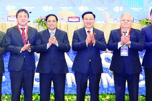 Thủ tướng Phạm Minh Chính và Chủ tịch Quốc hội Vương Đình Huệ cùng các đại biểu dự diễn đàn. Ảnh: QUANG PHÚC