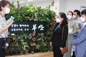 Đoàn đại biểu HĐND TPHCM do đồng chí Nguyễn Thị Lệ làm trưởng đoàn tham quan, làm việc tại Trung tâm Công nghệ Nông nghiệp Busan. Ảnh: THU HƯỜNG