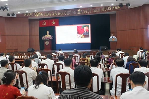 Cán bộ chủ chốt quận 12 học tập tác phẩm của Tổng Bí thư Nguyễn Phú Trọng. Ảnh: SONG ANH