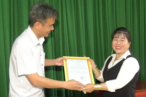 Lãnh đạo UBND huyện Đồng Phú (tỉnh Bình Phước) trao thư khen cho chị Thúy Oanh