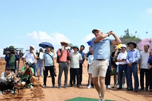 Huyền thoại Greg Norman thực hiện cú swing đầu tiên tại sân golf Văn Lang Empire