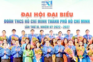 Các đồng chí lãnh đạo TPHCM và Trung ương Đoàn chúc mừng Ban Chấp hành Đoàn TNCS Hồ Chí Minh TPHCM khóa XI. Ảnh: VIỆT DŨNG