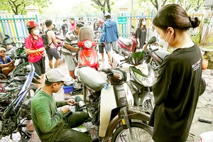Nhóm thợ sửa xe ở huyện Nông Sơn (Quảng Nam) ra Đà Nẵng sửa xe miễn phí