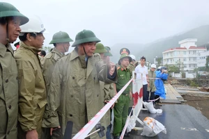 Chủ tịch nước Nguyễn Xuân Phúc kiểm tra thực địa công tác khắc phục mưa lũ tại TP Đà Nẵng. Ảnh: QUỐC HÙNG