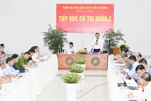 Đoàn Đại biểu Quốc hội TPHCM (đơn vị số 9) tiếp xúc cử tri quận 4, TPHCM trước kỳ họp. Ảnh: Việt Dũng