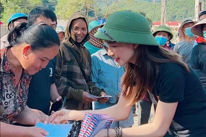 Ca sĩ Hòa Minzy trao tiền hỗ trợ đến người dân Nghệ An. Ảnh: FBNS
