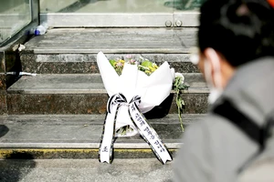 Đặt hoa tưởng niệm các nạn nhân thiệt mạng trong vụ giẫm đạp tại Seoul, Hàn Quốc, ngày 30-10
