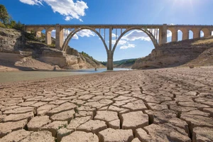 Hạn hán nghiêm trọng tại châu Âu năm 2022 khiến một con sông ở Tây Ban Nha trơ đáy