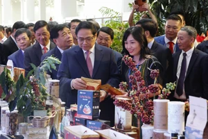 Thủ tướng Phạm Minh Chính tham quan khu triển lãm sản phẩm đặc trưng của vùng Tây Nguyên tại hội nghị Ảnh: ĐOÀN KIÊN