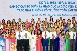 Bí thư Thành ủy TPHCM Nguyễn Văn Nên cùng các đồng chí lãnh đạo TPHCM, Bộ GD-ĐT với các nhà giáo tiêu biểu được tuyên dương Ảnh: HOÀNG HÙNG