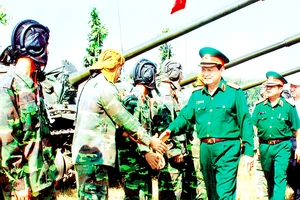 Đồng chí Nguyễn Thành Cung kiểm tra công tác sẵn sàng chiến đấu của các đơn vị
