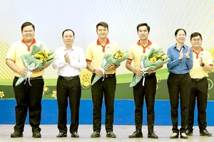 Phó Bí thư Thành ủy TPHCM Nguyễn Văn Hiếu trao hoa cho đội hình ra quân Chiến dịch Xuân tình nguyện 2022. Ảnh: QUỐC THANH