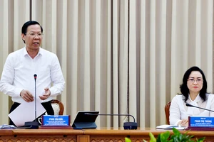 Chủ tịch UBND TPHCM Phan Văn Mãi và Phó Chủ tịch UBND TPHCM Phan Thị Thắng chủ trì hội nghị. Ảnh: CAO THĂNG