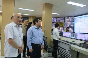 Đồng chí Phan Xuân Thủy và đồng chí Phan Nguyễn Như Khuê tham quan Trung tâm Điều hành giao thông thông minh TPHCM