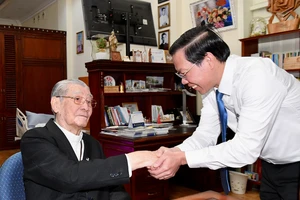 Chủ tịch UBND TPHCM Phan Văn Mãi thăm hỏi và chúc sức khỏe Hồng y Phạm Minh Mẫn. Ảnh:VIỆT DŨNG