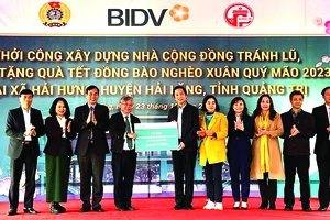 BIDV trao biển tài trợ 2 Nhà cộng đồng tránh lũ tại Quảng Trị