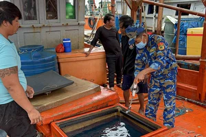 Vùng Cảnh sát biển 4 bắt tàu vận chuyển dầu lậu trên vùng biển Phú Quốc (Kiên Giang). Ảnh: QUỐC BÌNH