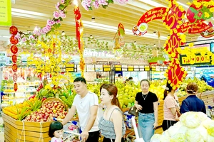 Người dân mua sắm dịp tết tại Co.op mart Huỳnh Tấn Phát (quận 7, TPHCM). Ảnh: LẠC PHONG