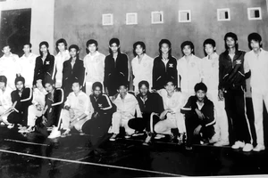 Năm 1986, đội TPHCM có cơ hội tranh tài cùng VĐV Campuchia. Ảnh: NVCC