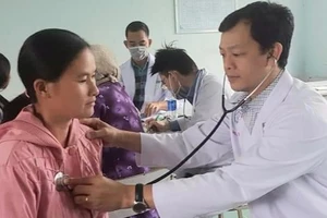 BS Nguyễn Tri Thức, Giám đốc Bệnh viện Chợ Rẫy, khám bệnh cho người dân xã An Thành, huyện Đăk Pơ, tỉnh Gia Lai