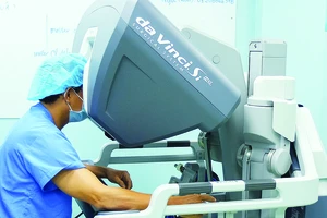 Bác sĩ Bệnh viện Bình Dân phẫu thuật cho người bệnh bằng robot 