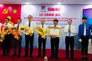 Đồng chí Nguyễn Văn Hiếu, Phó Bí thư Thành ủy TPHCM trao Huân chương lao động hạng III cho báo Tuổi Trẻ. Ảnh: QUANG ĐỊNH