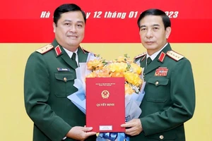 Đại tướng Phan Văn Giang, Bộ trưởng Bộ Quốc phòng trao quyết định thăng hàm Trung tướng đối với đồng chí Đỗ Văn Bảnh