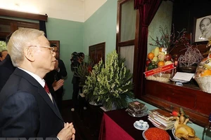 Tổng Bí thư Nguyễn Phú Trọng dâng hương, thành kính tưởng nhớ Chủ tịch Hồ Chí Minh. Ảnh: TTXVN