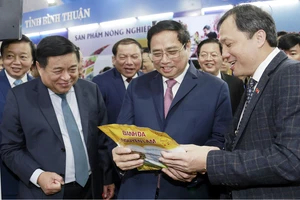 Thủ tướng Phạm Minh Chính tìm hiểu đặc sản nông nghiệp của người dân các tỉnh thành miền Trung. Ảnh: NGỌC OAI