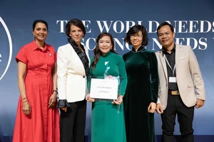 PGS - TS Hồ Thị Thanh Vân (giữa) nhận Giải thưởng Nhà khoa học trẻ tài năng quốc tế 2022