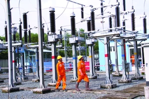 Theo dõi tình trạng vận hành của hệ thống điện 21 tỉnh phía Nam tại trung tâm điều hành SCADA