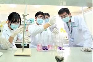Sinh viên ngành Công nghệ sinh học, Trường ĐH Quốc tế (ĐH Quốc gia TPHCM) trong giờ học thực hành