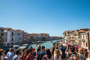 Thành phố Venice luôn đông đúc du khách 