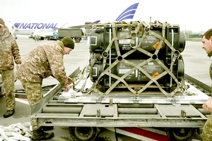 Quân đội Ukraine tiếp nhận vũ khí viện trợ từ Mỹ. Ảnh: AP