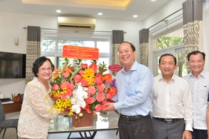 Phó Bí thư Thành uỷ TPHCM Nguyễn Hồ Hải tặng hoa chúc mừng, thăm hỏi Thầy thuốc nhân dân PGS.TS.BS Trần Thị Trung Chiến. Ảnh: CAO THĂNG
