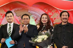 Thủ tướng Phạm Minh Chính và các nghệ sĩ tham gia chương trình nghệ thuật đặc biệt kỷ niệm 80 năm ra đời Đề cương về văn hóa Việt Nam. Ảnh: QUANG PHÚC