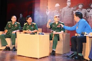 Thiếu tướng Phan Khắc Hy (thứ 2 từ phải sang) chia sẻ về kỷ niệm trong 10 năm công tác cùng Trung tướng Đồng Sỹ Nguyên