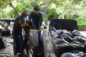 Nhân viên phân loại và đóng gói rác để xử lý tại một trạm rác ở tỉnh Hải Nam, Trung Quốc