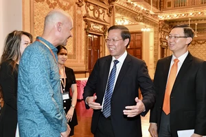 Chủ tịch UBND TPHCM Phan Văn Mãi trao đổi với Đại sứ Hà Lan Kees Van Barr tại tọa đàm bàn tròn. Ảnh: VIỆT DŨNG