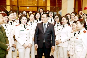 Chủ tịch Quốc hội Vương Đình Huệ gặp mặt đoàn đại biểu phụ nữ Công an nhân dân nhân dịp kỷ niệm 40 năm Ngày thành lập Hội phụ nữ Bộ Công an