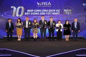 Bà Nguyễn Thị Thu Quỳnh, Phó Giám đốc Trung tâm nghiên cứu và quản lý sản phẩm Công ty Cổ phần Tập đoàn Meey Land nhận giải thưởng tại Lễ vinh danh (đứng thứ ba từ phải sang)