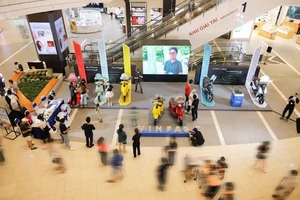 Hàng nghìn người đổ về TTTM Aeon Mall Bình Dương và Aeon Mall Bình Tân, TPHCM để trải nghiệm xe máy điện xe máy điện thông minh của VinFast