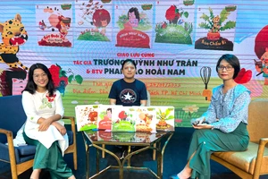 Nhà văn Trương Huỳnh Như Trân (trái) trong chương trình ra mắt bộ sách tranh Chuyện ở rừng Vi Vu tại Đường sách TPHCM