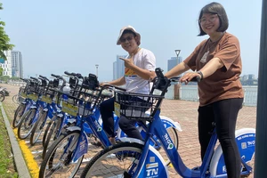 Du khách trải nghiệm xe đạp cộng đồng ở TP Đà Nẵng