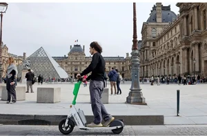 Paris có thể cấm sử dụng xe scooter điện