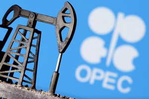 OPEC+ bất ngờ giảm sản lượng, giá dầu tăng 
